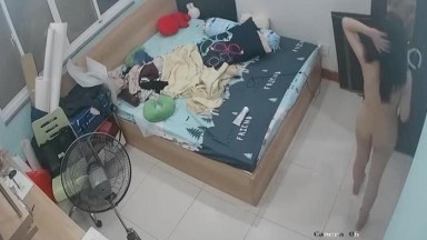 出租屋监控偷拍 眼镜气质白领姐姐看淫片自慰，先扣阴道后扣屁眼,逼逼上才刚长了一点毛就性欲这么大