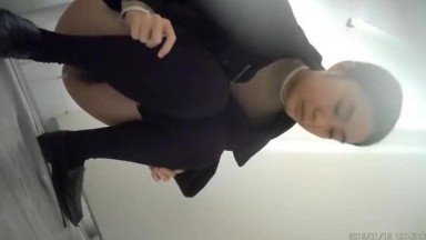 科技园女厕厕拍格子裙黑打底清纯小美女 两片湿滑的红嫩唇缝看着馋人