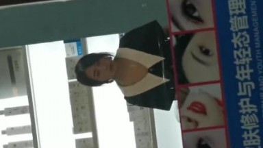 商场女厕厕拍偷拍美容院的美容师 光线不够手电来凑