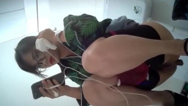 科技楼女厕厕拍蹲守 绿衣眼镜美女 一条黑长的逼缝