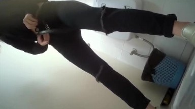 科技楼女厕厕拍蹲守 长发漂亮的美女来姨妈 极其粉嫩的小穴