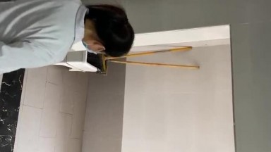 医院厕拍两次偷拍小美女医生嫩逼 无毛馒头穴上两片薄唇肉真诱人