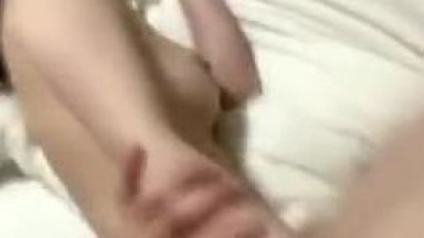 白嫩媳妇直接干哭了~还没射呢~这会继续操呢，还是先安慰好媳妇再继续操呢！这会给我的枪着急得~真是要命！！