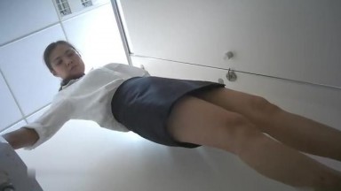 科技楼女厕厕拍蹲守 黑色超短裙美女前台 饱的满鲍鱼雪白肥臀