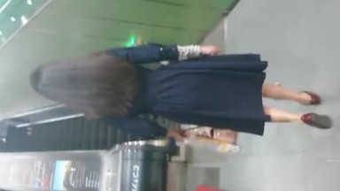 裙底偷拍大师地铁商圈尾随CD各种穿裙子 美女下面的风光花裙美女真清凉没有穿内裤逛街