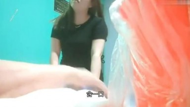 足浴按摩店勾引女技师 冒着被发现的风险半推半就还要无套 大姐还脱了内内 出来玩的就是刺激