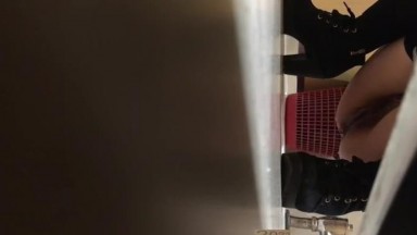 厕拍大神潜入商场隔板女厕 移动高清偷拍美女嘘嘘挂工作牌的女神级美女逼逼没啥毛真干净