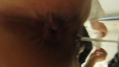 大神直接闯入路边公厕 近距离贴B拍 黑丝高跟美女的极品小黑鲍