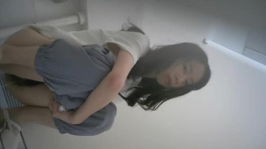 科技楼厕拍蹲守 身材娇小的长发美女 始终对摄像头有怀疑