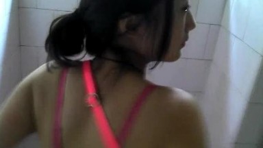 女厕厕拍虽然激动的镜头发抖，但是终究还是被发现了，女的‘啊啊啊’直叫唤