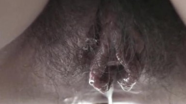 女厕厕拍特写黑运动鞋的女生BB远看像个吸盘，近看像个刚打捞上来的河蚌