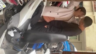 小吃店厕拍 马尾辫漂亮妹子 跟男朋友撒娇 不知肥鲍鱼被偷拍了