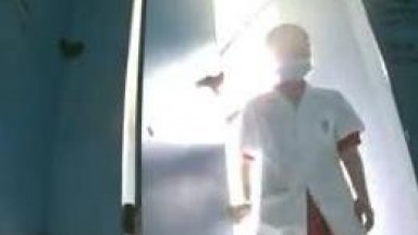 10月新流出厕拍大神潜入纸箱厂女厕全景后拍❤️女工尿尿痔疮严重的白大褂