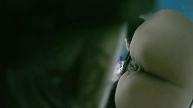 10月新流出厕拍大神潜入纸箱厂女厕沟厕近视角❤️偷拍精挑年轻美女尿尿