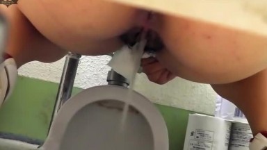 最新厕拍座盗市便所上下左右刁钻角度拍摄美女如云，大白臀嫩B恨不得直接怼进去 （1）