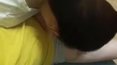 绝对真实海角社区乱伦大神《恋母少年》爸妈打电话时暴插妈妈 解锁新姿势 爆射满逼 高清720P原版