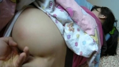 把嫂子灌醉,趁她熟睡,用手指抠B,插菊花,最后再撸管射他一脸