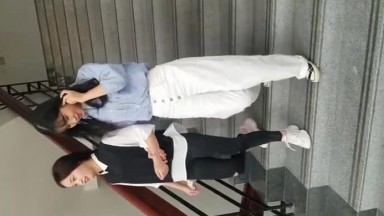 大神潜入公司女厕拍两闺蜜一起来尿尿 ,光线不好就开闪光灯照逼,出来拍脸的时候还听她们唠嗑