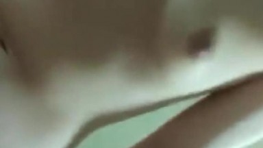 轻熟女少妇耐心引导处男第一次啪啪 慢一点 再慢一点 有点痛 我的水在里面 全部进去了会好一点 大姐笑的好开心