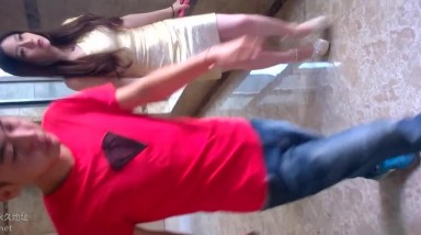 偷拍极品金色短裙美女上厕所