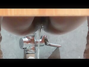 坑神商场、夜店等小姐姐比较多的场所女厕极限偸拍各种制服女神级妹子方便