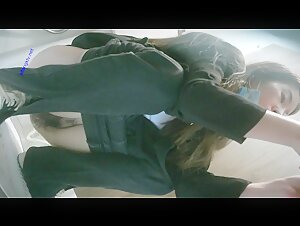 单位女厕全景偷拍美女同事的多毛小黑鲍