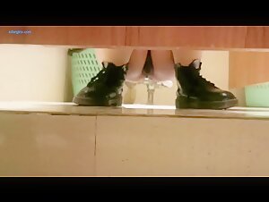 厕拍达人潜入国内某高级写字间蹲守楼层女厕 连续偸拍各种职业白领女性大小便有美女有极品笔